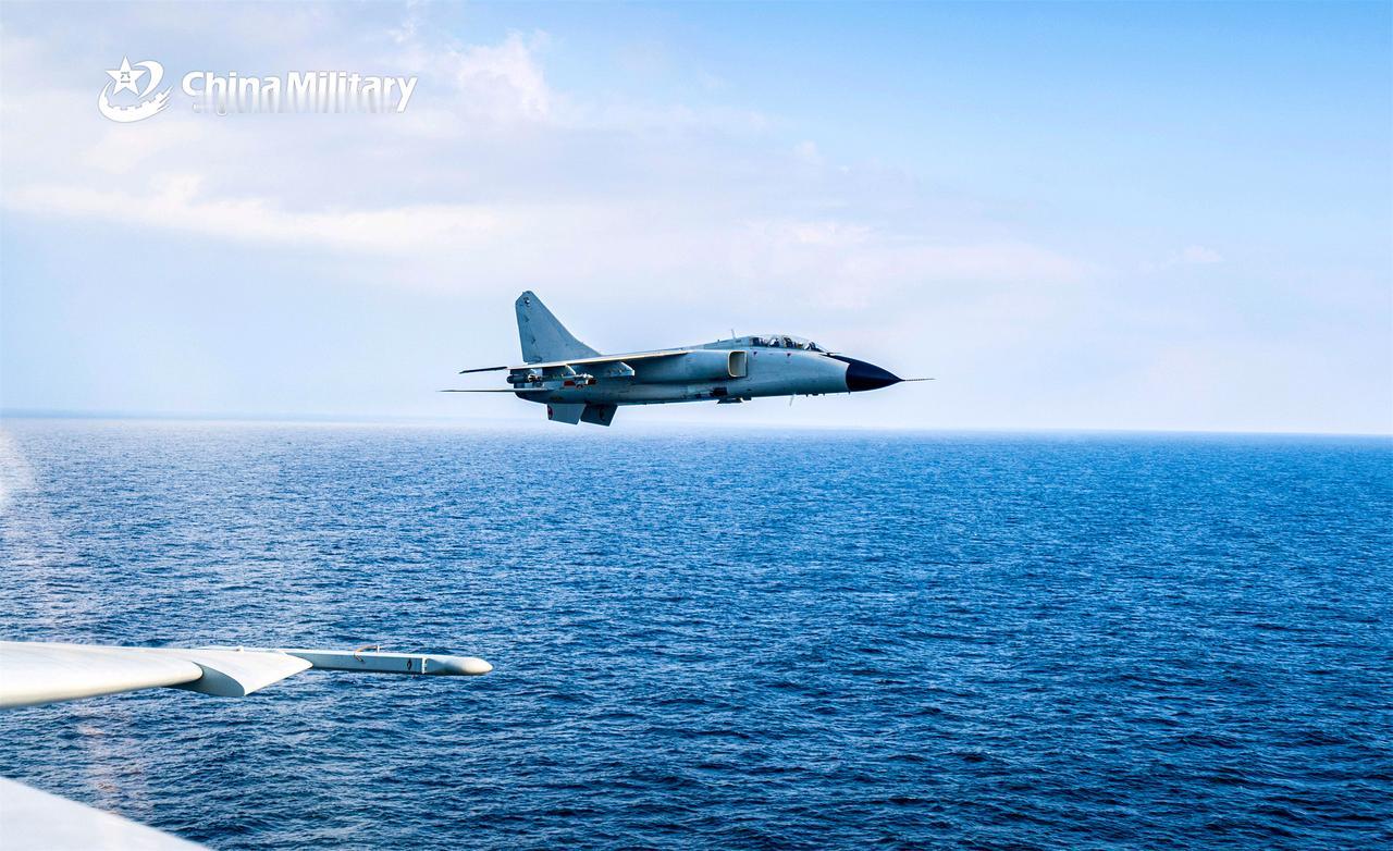 海面上进行超低空突防的豹爷，这是海航豹爷的主要作战任务剖面，携带鹰击八三反舰导弹