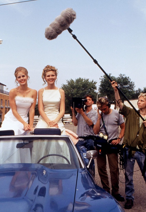 艾米·亚当斯与克斯汀·邓斯特在《美丽比一比》（1999）的幕后片场照艾米亚当斯克