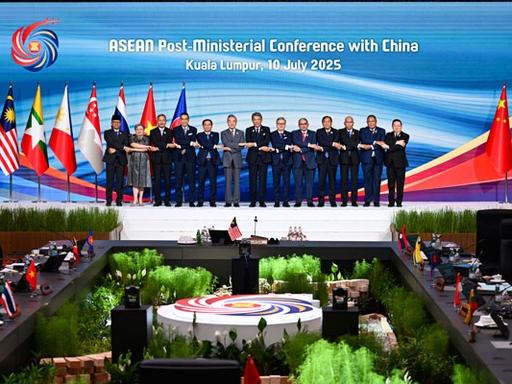 两行消息全是门道！7月20号，根据中方公布的消息，王外长将于7月22日出席菲律宾