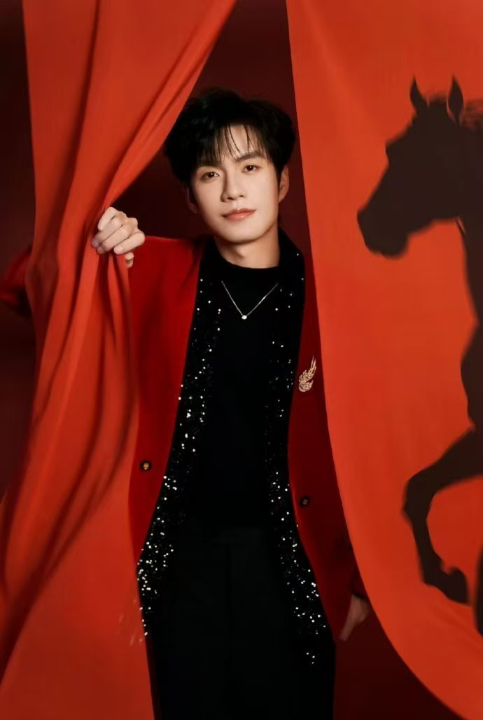 张颜齐央视小春晚主持首秀 张颜齐央视小春晚主持首秀惊艳众人！谈吐利落不怯场，仪态