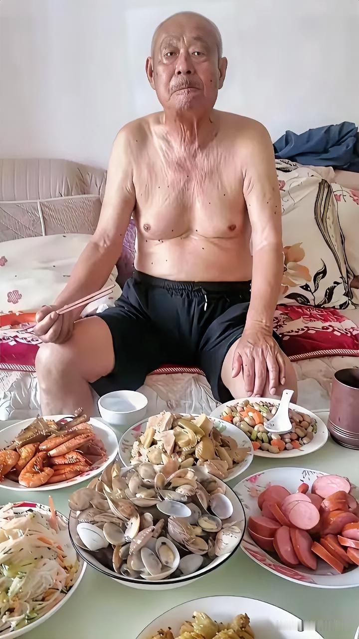 这是一大爷退休后的生活，不知羡慕了多少人？
小编说，这大爷是住在他邻居的在，退休