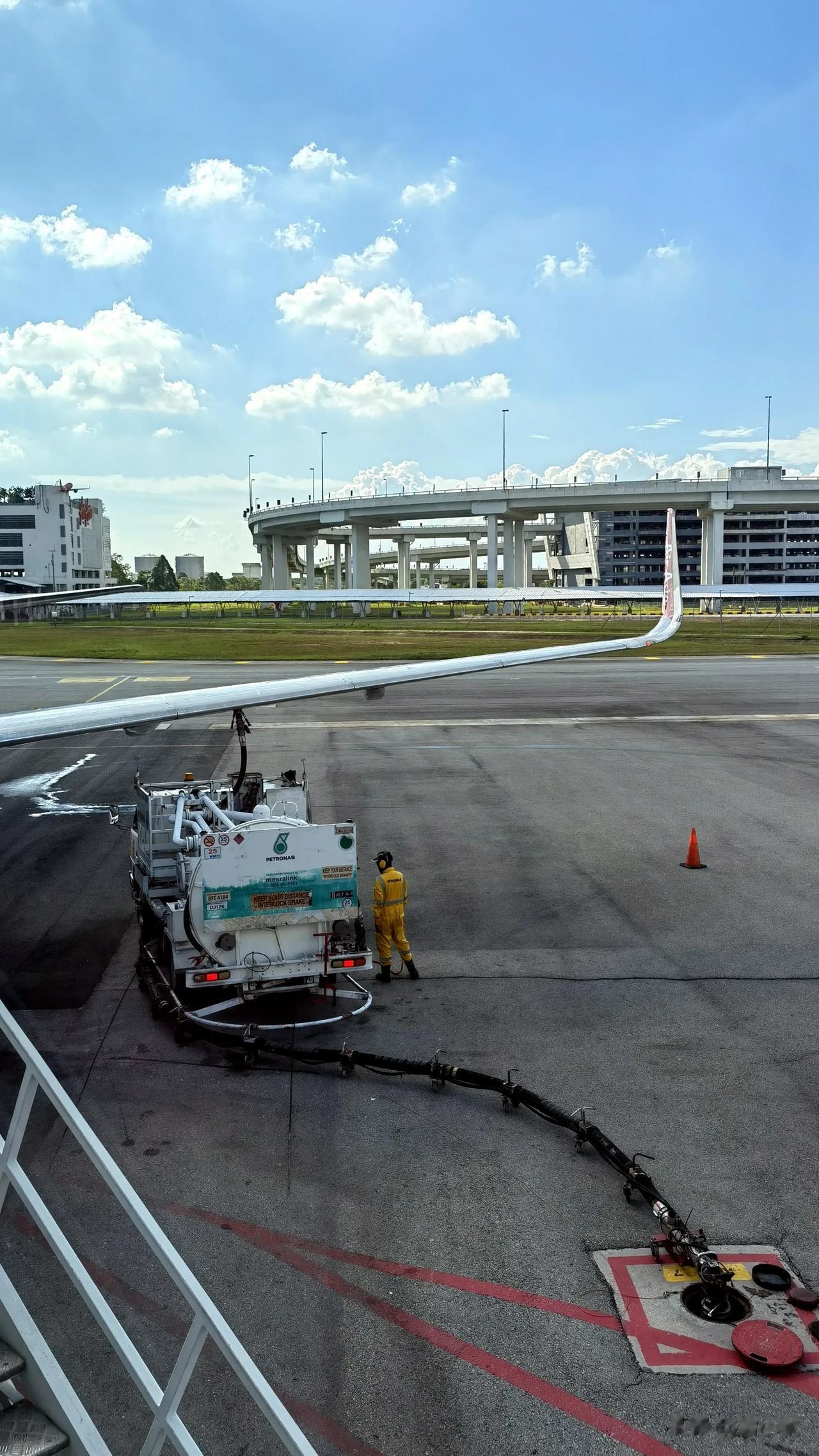 吉隆坡机场转机，登机时看到乘坐的亚航空客A320正在加油。一排小丑鱼涂装，太醒目