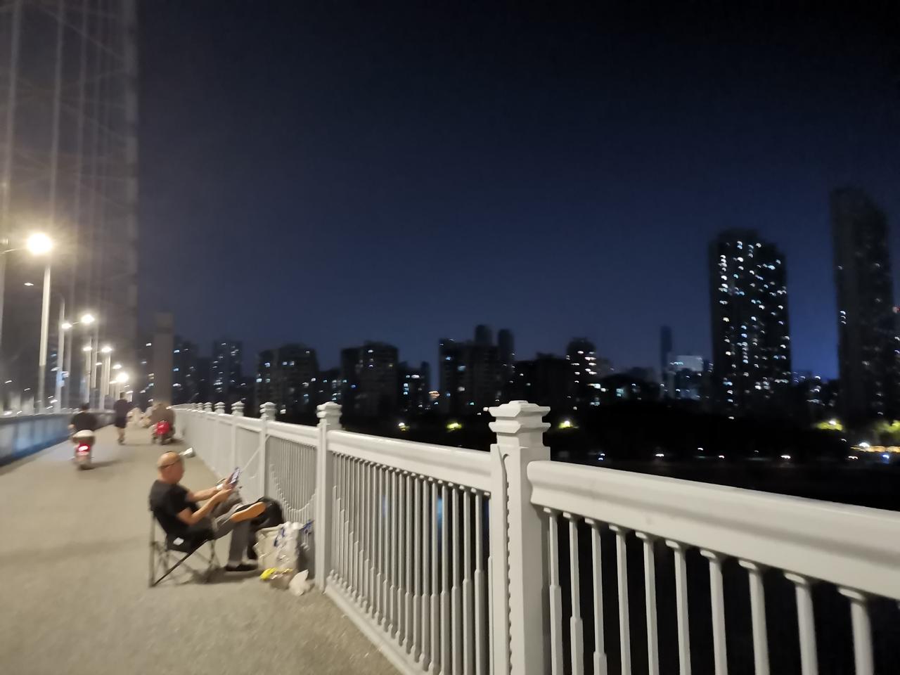 武汉汉江江滩成了我每天遛弯的好去处，汉江湾桥上每晚都有钓鱼的人，把鱼竿一支，自己