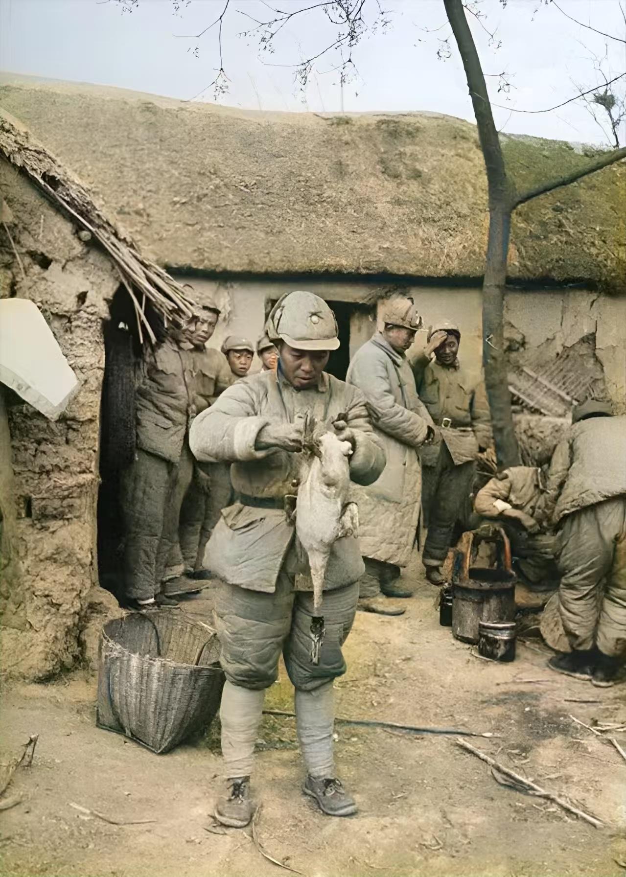 淮海战役时，一农民为前线送子弹，返回时竟从敌军阵地又捎回一车
 
咱先说说这农民