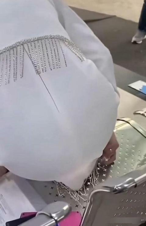 这衣服谁设计的，这下尴尬了 