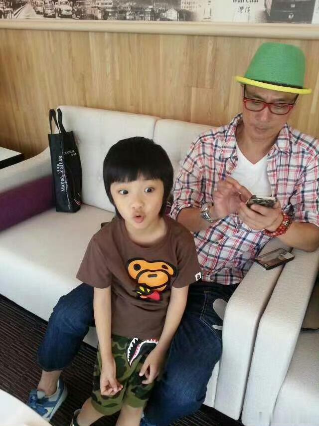 12年之后轮到费曼带吴镇宇上综艺了 这对父子真的是"相爱相杀"的顶配，费曼可是吴