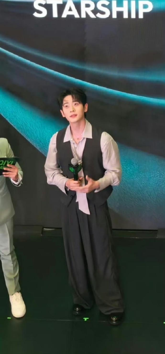 丞磊在印尼这么火的吗 被这场面狠狠惊艳到，内地演员海外线下能有这种人流量，真的特