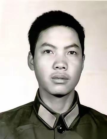 在1984年的老山。一个22岁的排长叫李海欣，带队巡逻。路上撞见仨“自己人”，穿