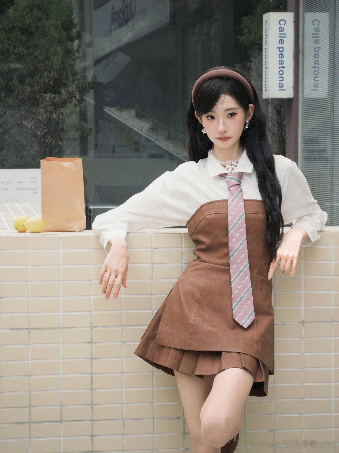 张艺凡完全初秋高智学姐张艺凡焦糖美式甜心 很难不爱张艺凡，软萌甜妹，穿上这套直接