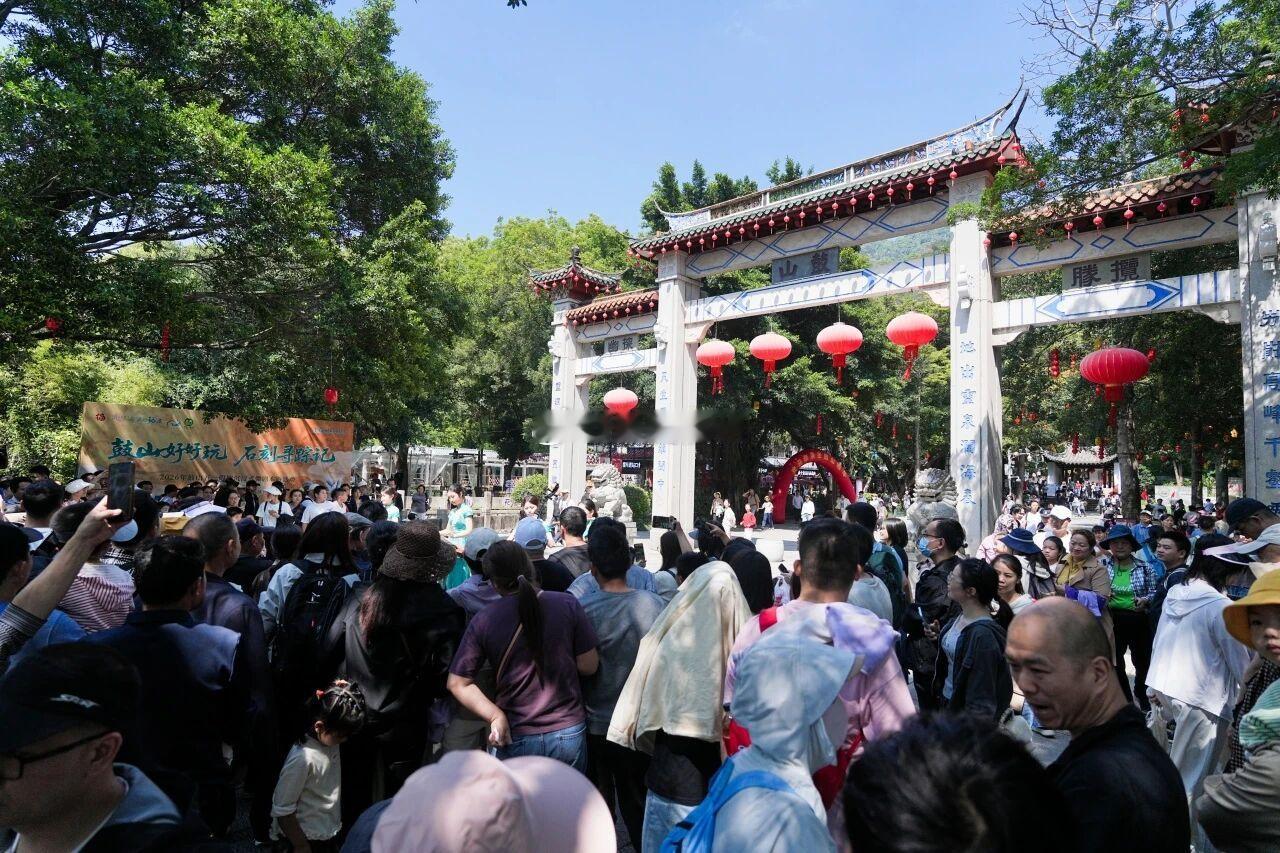 “五一”假期五天，鼓山游客量达到21.77万人次，鼓岭达到15.4万人次，共计3