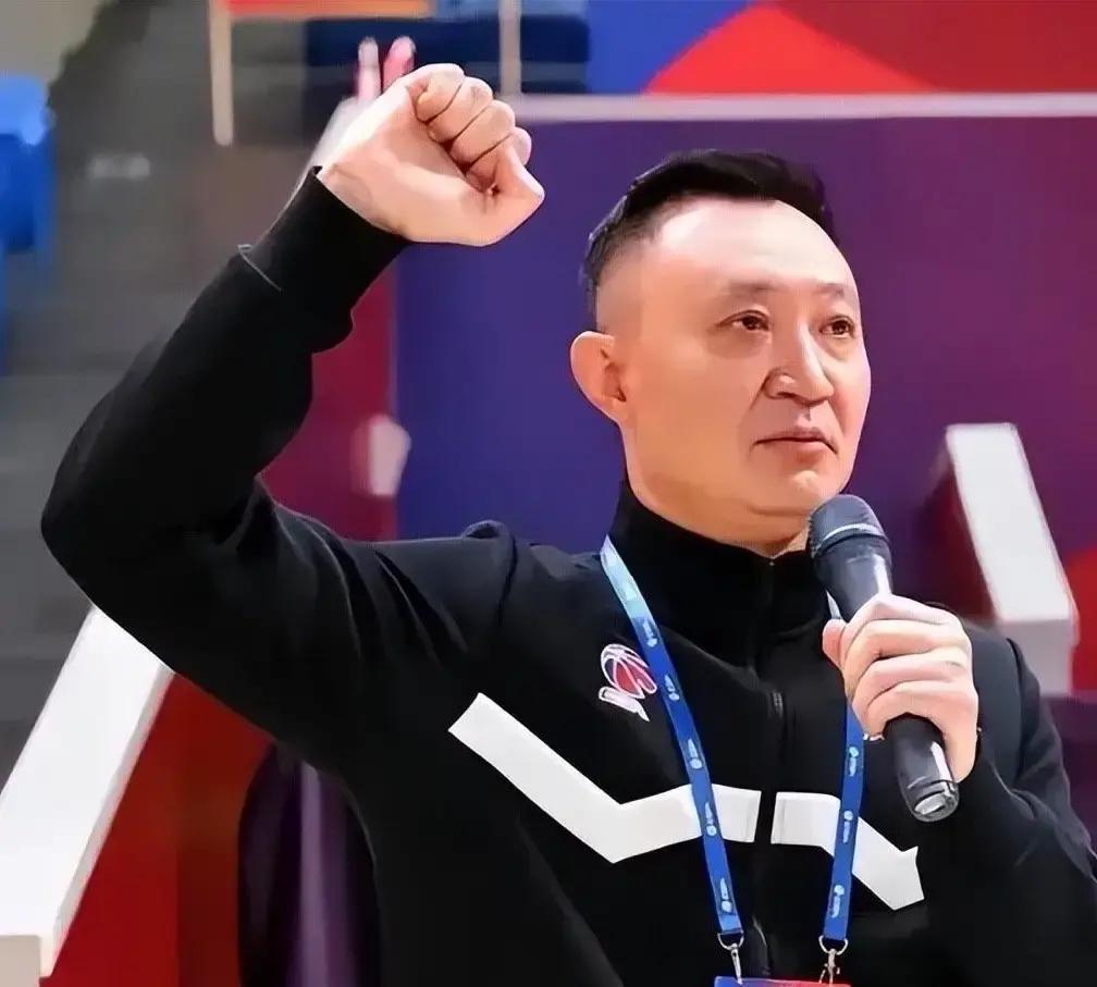 辽宁今晚少4个主力
 
哨声没响，现场先炸锅。巨幅海报从三层看台垂到地面，欢迎张