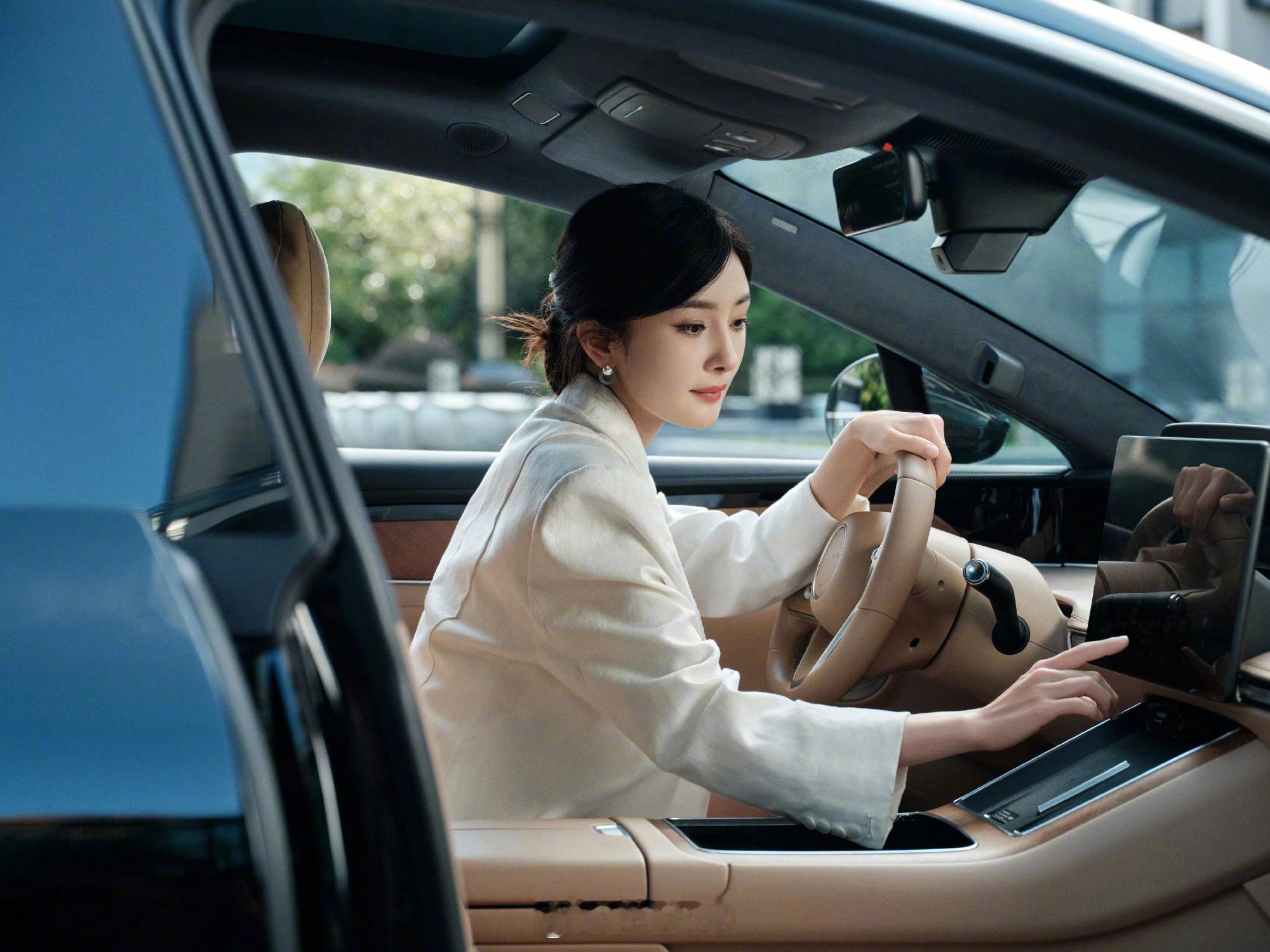 杨幂真是又美又飒，突然很羡慕，可以和大幂做车友，车友群能拉我进去么？ #东北电吹