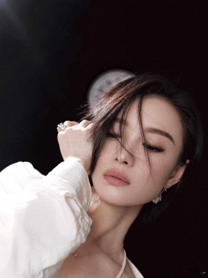 索菲亚全球品牌代言人倪妮 从穿搭到生活态度，倪妮自带慵懒高级感，和索菲亚深耕人居