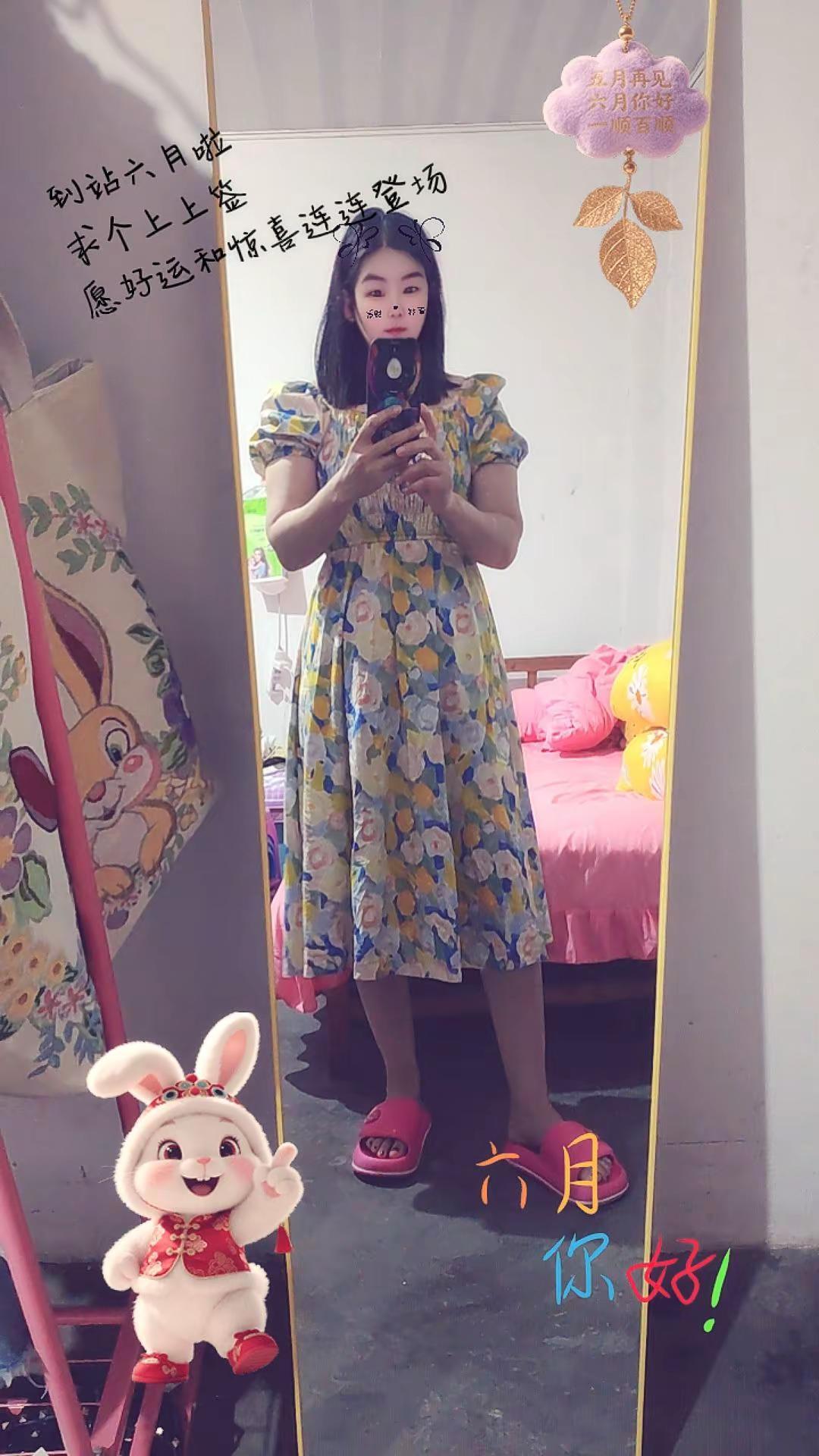 夏天必不可少的碎花裙 。有个女儿就是好，夏天穿不完的花裙子。哈哈哈