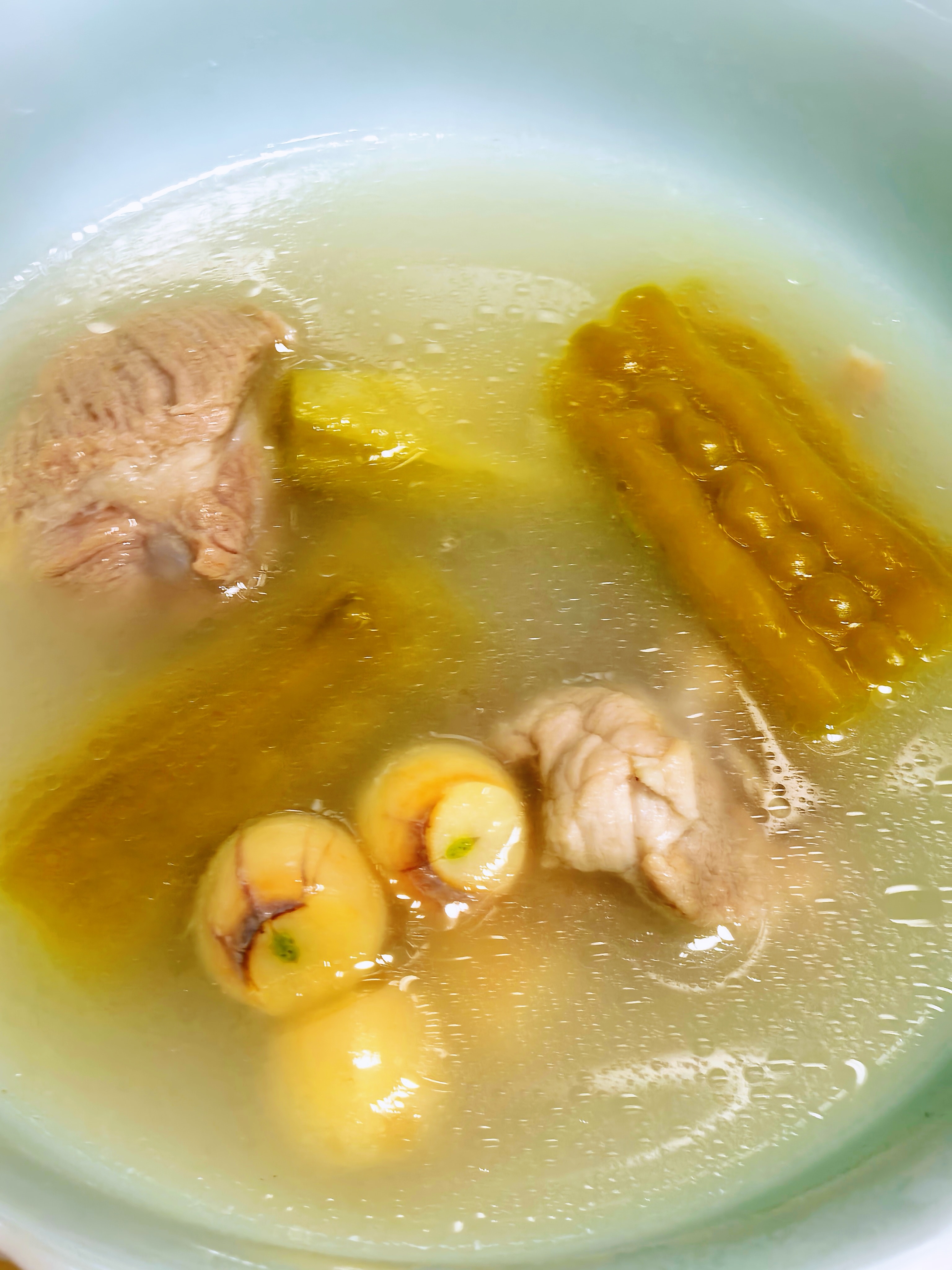凉瓜+排骨+薏米+鲜莲子，经典夏季广东汤水，清热祛湿、清心安神，适合闷热潮湿天气
