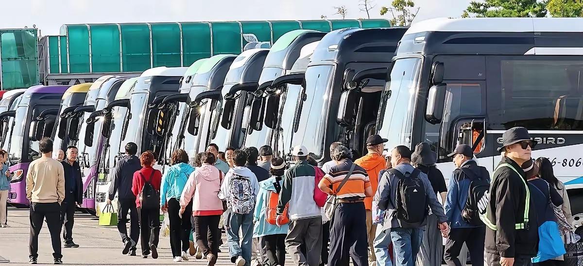 挤爆韩国，中国游客来了
当地时间9月29日，这一天韩国对中国游客试行免签入境政策
