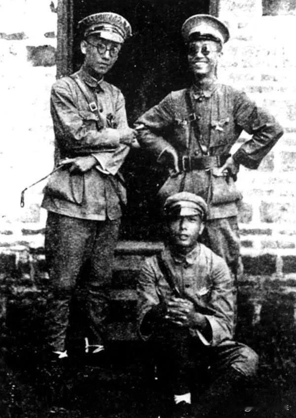 他是国民革命军北伐军中将，他因揭露右翼对革命的背叛被通缉并流亡日本，他在七七事变