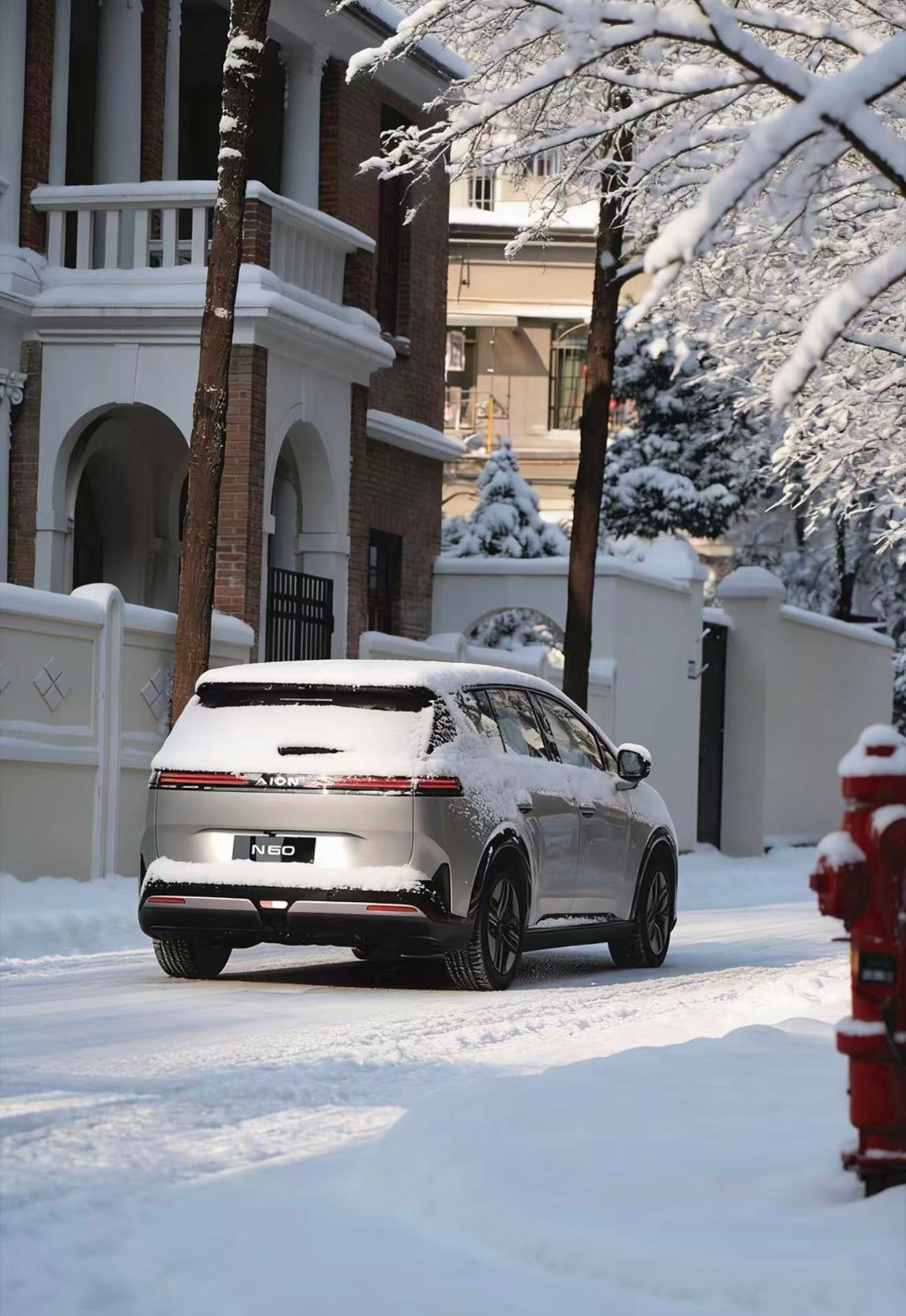 作为普通车主，真的能感受到家用新能源汽车的发展。现在开新能源太方便了，充电、保养