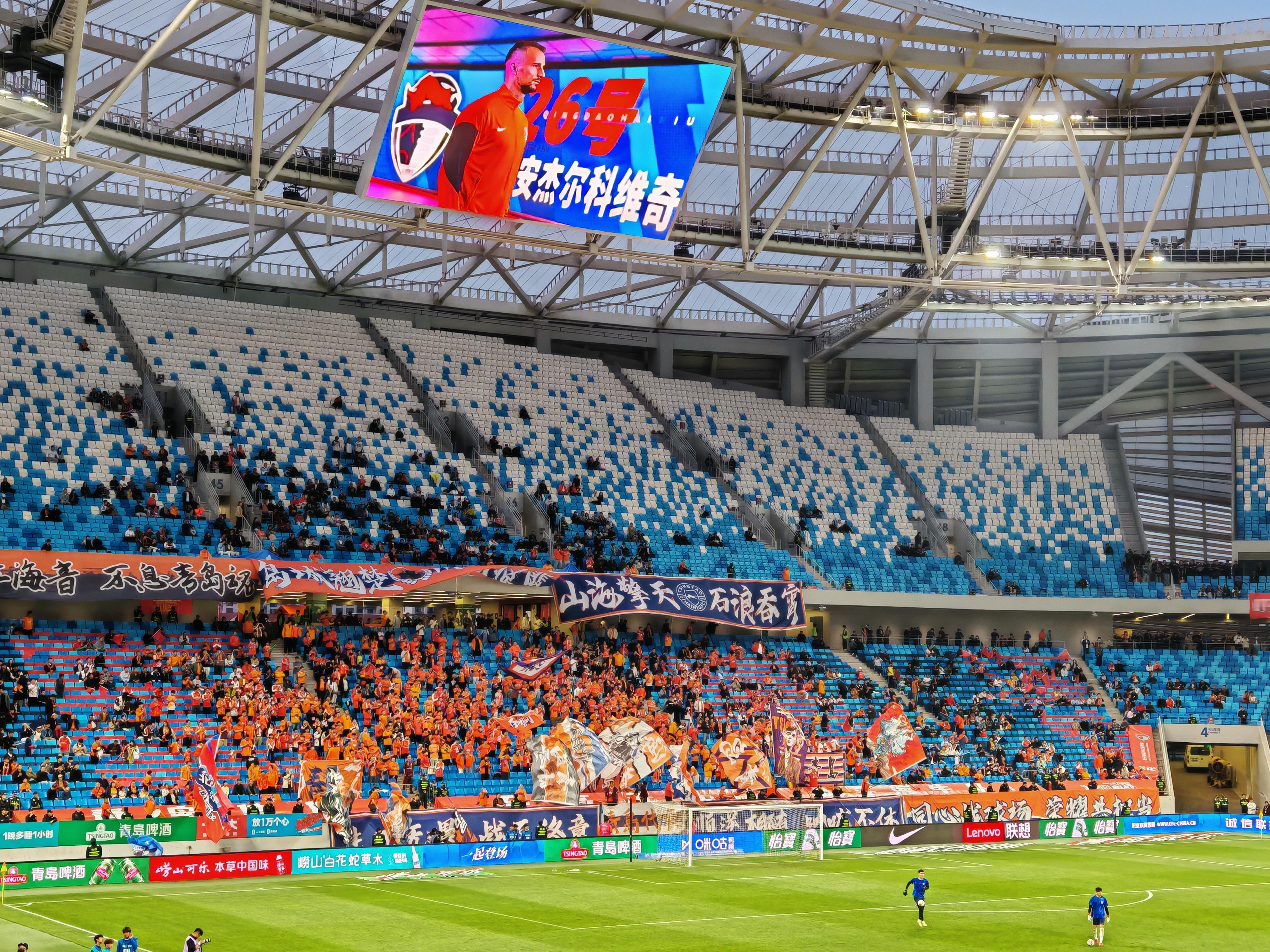 青岛德比也很火爆啊，西海岸球迷先发制人，放言要在客场干死海牛。海牛球迷暂时还在蓄