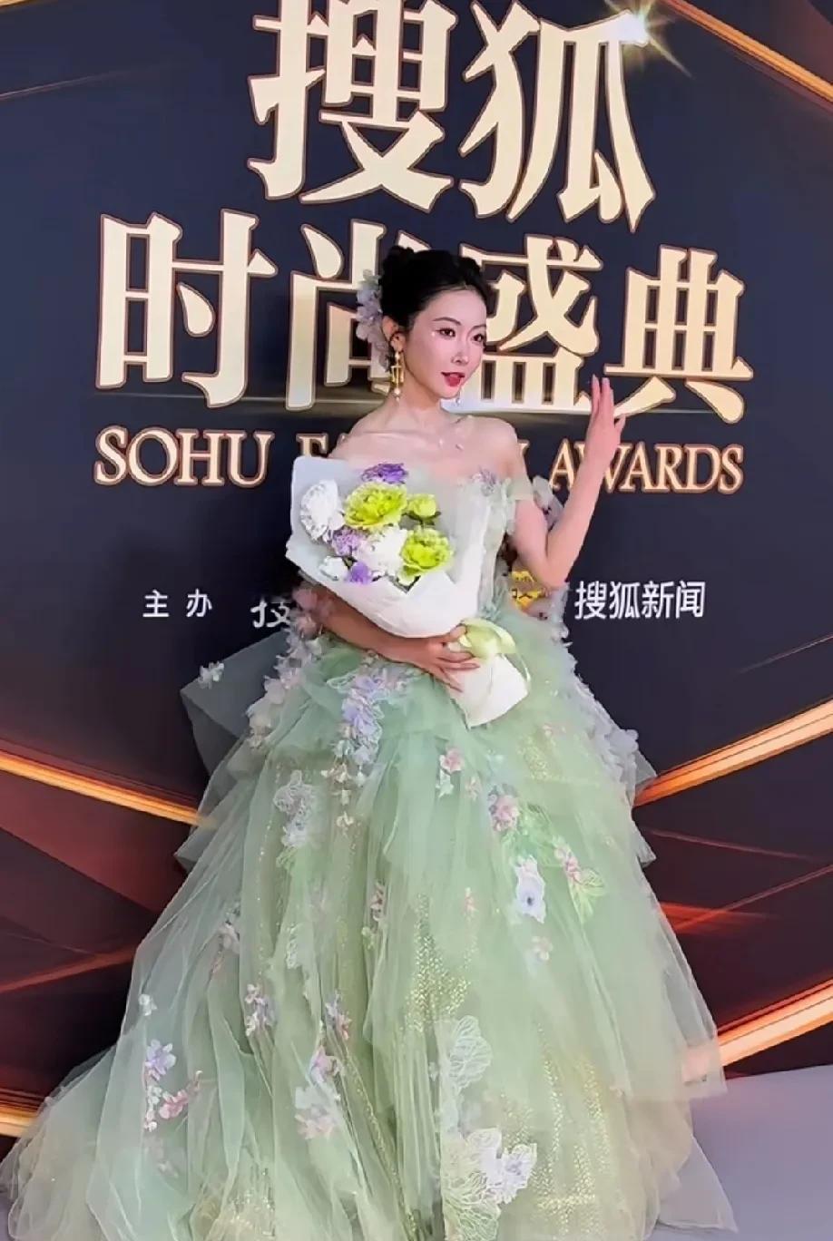 她用了两周时间，把自己从“温柔师姐”变成薛凯琪。
《无限超越班2》即兴环节，宣璐