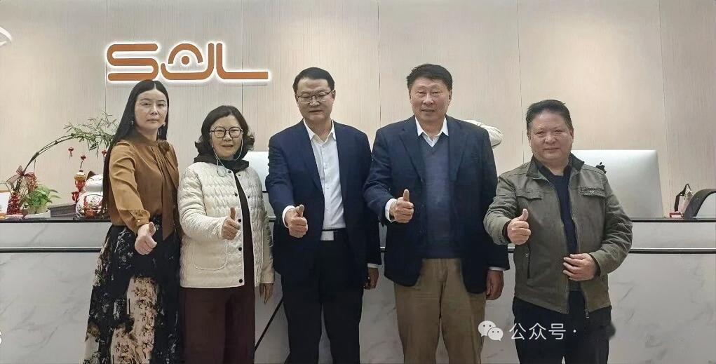 1月22日，在深圳徐州商会秘书长石永旗和秘书处的工作人员陪同下，徐州市政府驻上海