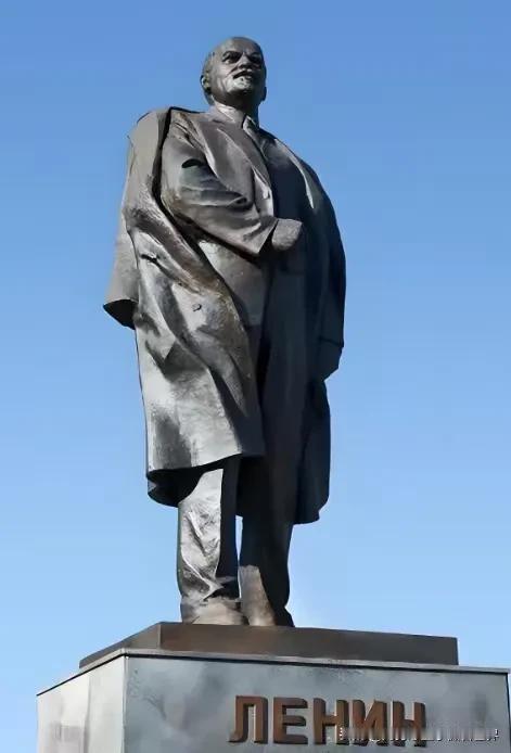 乌克兰人数典忘祖，居然把列宁雕像给拆了！1991年乌克兰独立前，境内有5500座