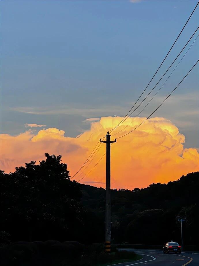 曾经的伤痛如黑夜，如今黎明破晓，我不再被困在黑暗中 