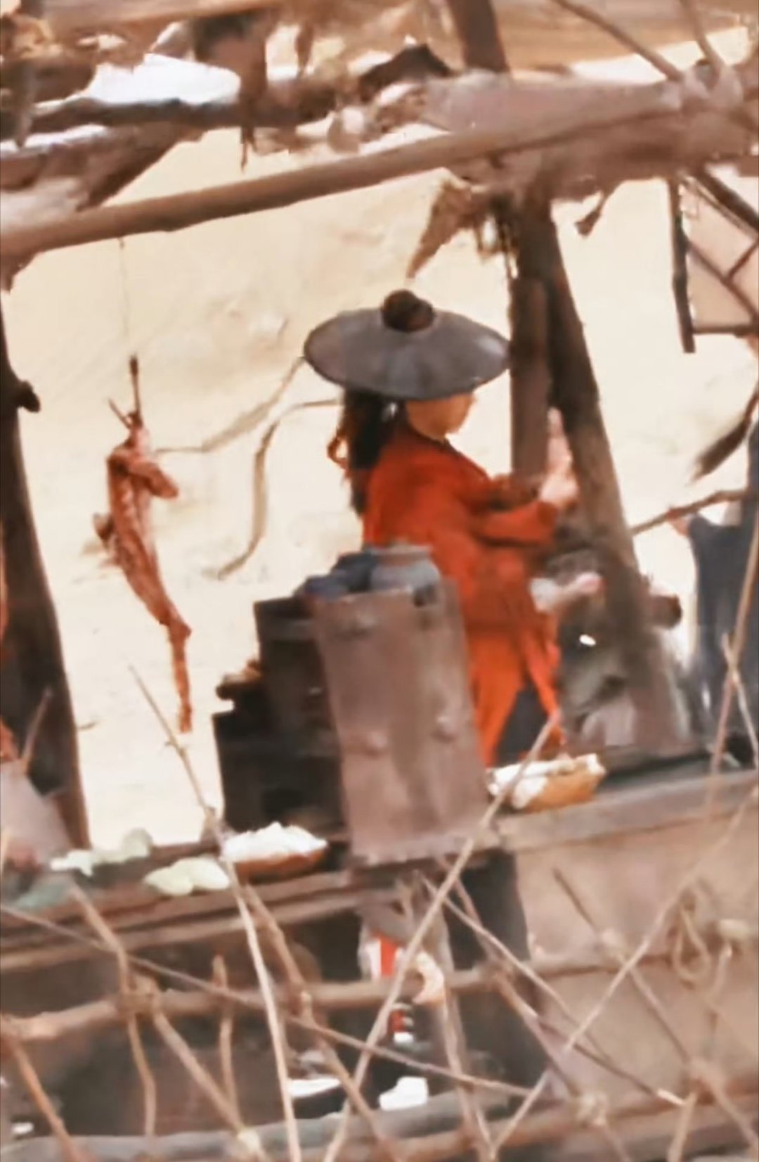 龚俊凤舞九天新鲜路透，红衣红发带 完全就是意气风发少年郎 