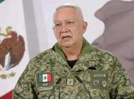 墨西哥国防部长表示，从贩毒集团手中缴获的2.3万件武器中有80%来自美国。
要说