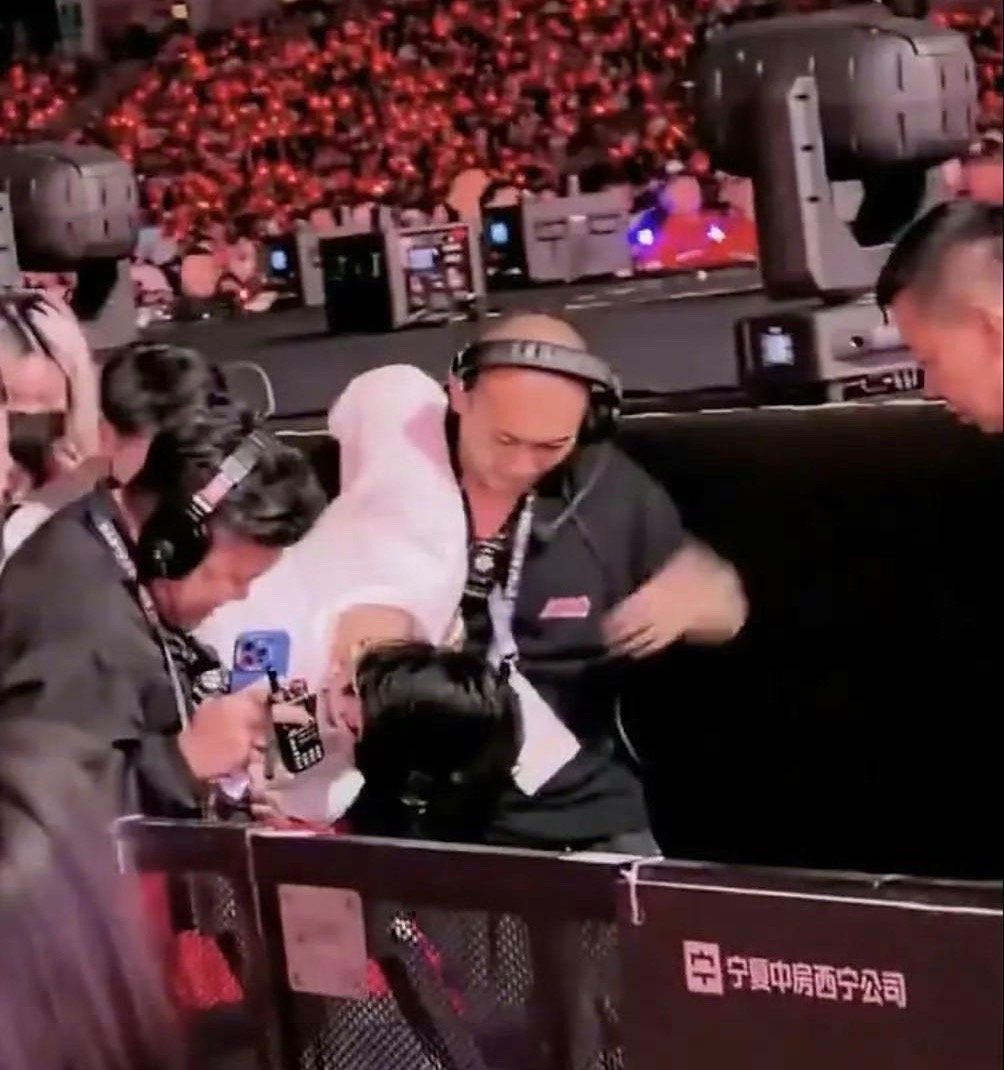杨宗纬在西宁表演时不慎踩空，重重地摔下舞台，看现场这一跤摔得不轻。隔着屏幕都让人