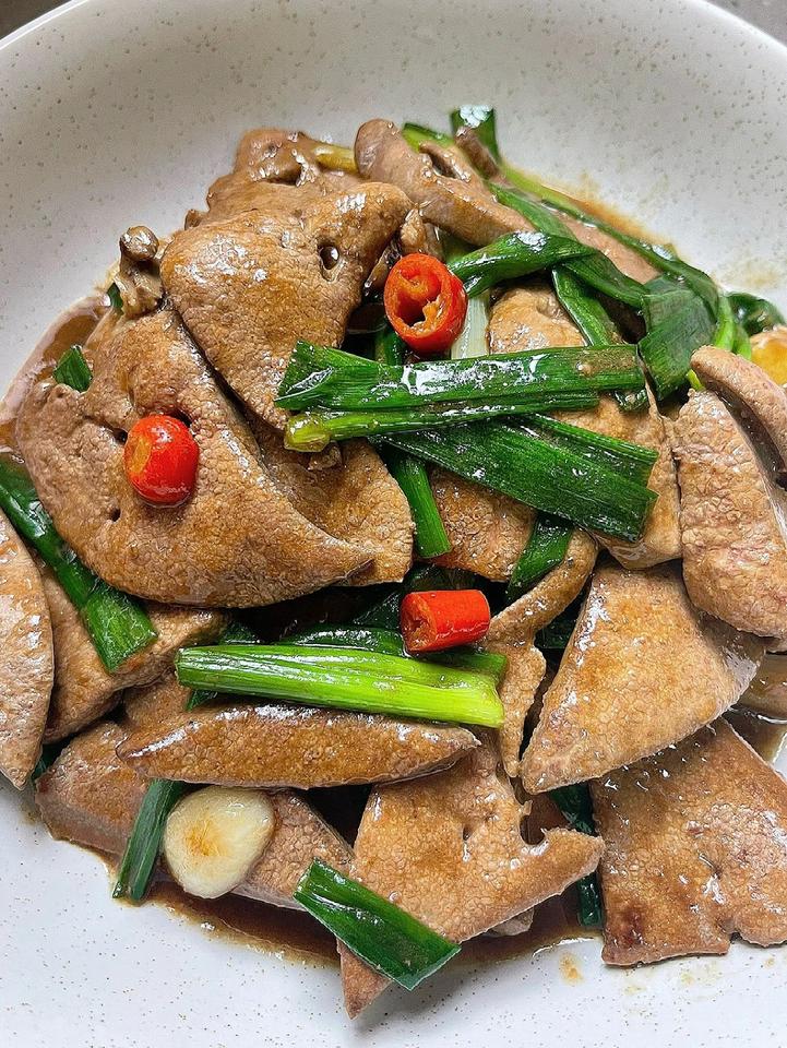 我妈做的姜葱炒猪肝，真的巨巨巨好吃！！
这样做的姜葱炒猪肝酱香浓郁，嫩滑爽口，一