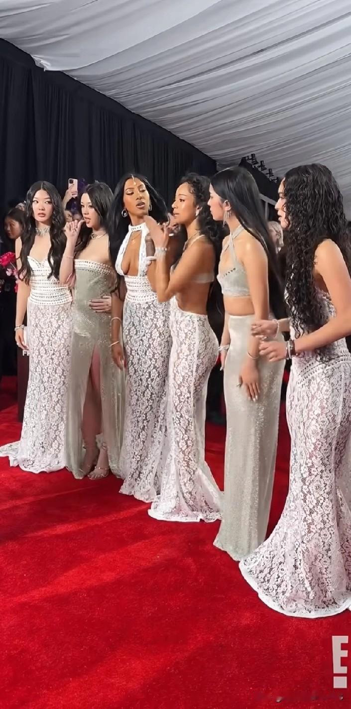 刷到国际女团团综，第一眼就被她们的氛围暖到了！团内没有剑拔弩张的感觉，反而像一家