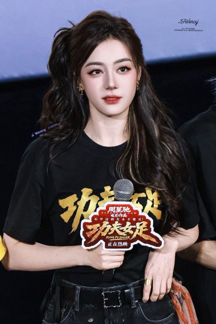 迪丽热巴弯着腰鞠躬低头笑迪丽热巴鞠躬低头笑 路演现场热巴弯腰含笑鞠躬，不停挥手回