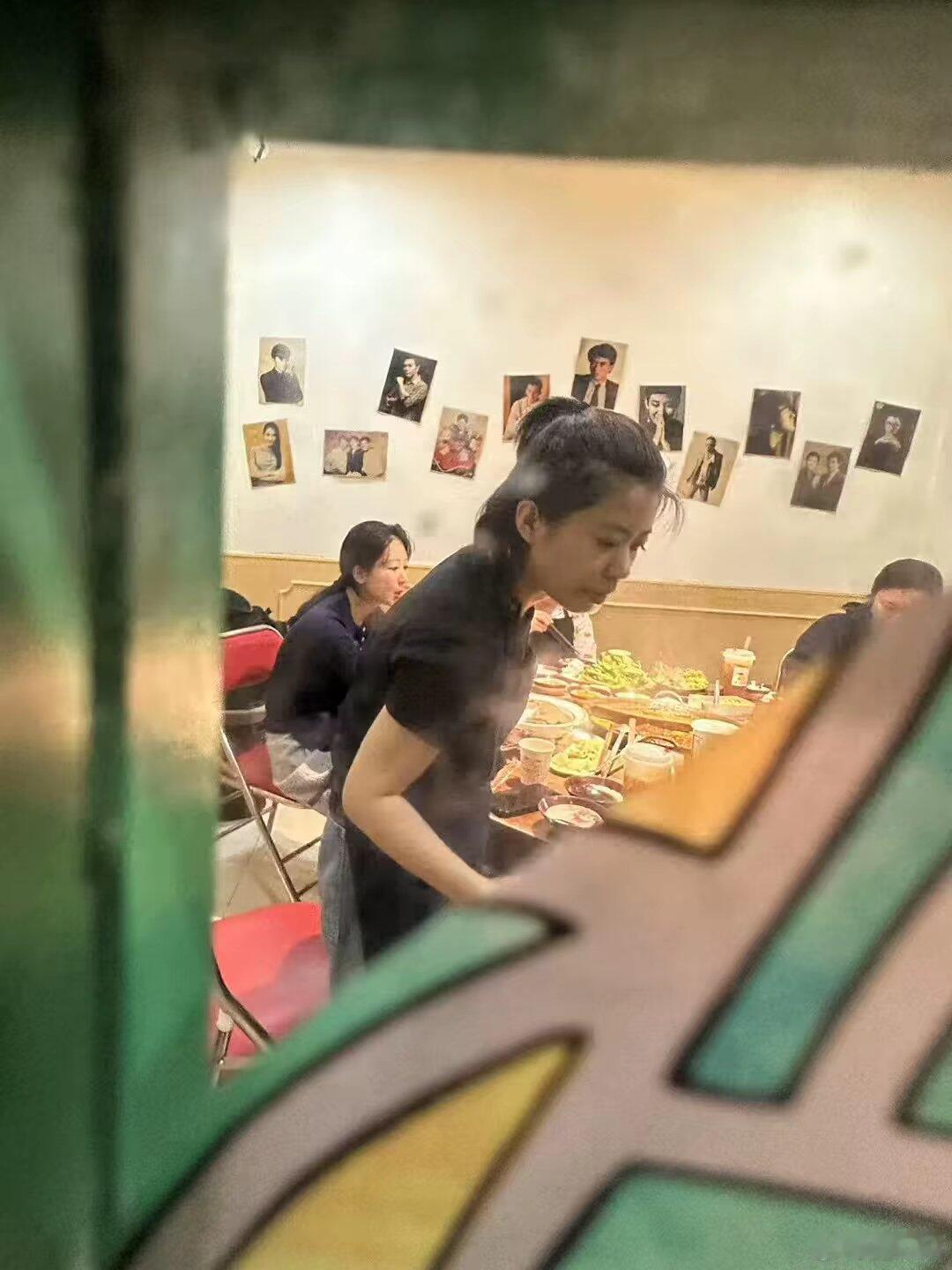 青海火锅店偶遇杨紫网友在青海偶遇杨紫吃火锅，果然是火锅狂热粉。网友青海偶遇杨紫吃