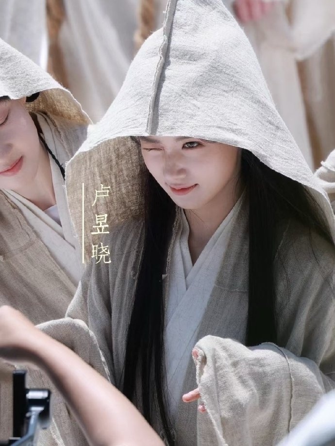 卢昱晓袖口有虫爬出来 这画面也太突然了，卢昱晓袖口突然爬出小虫子，本人还一脸懵懵