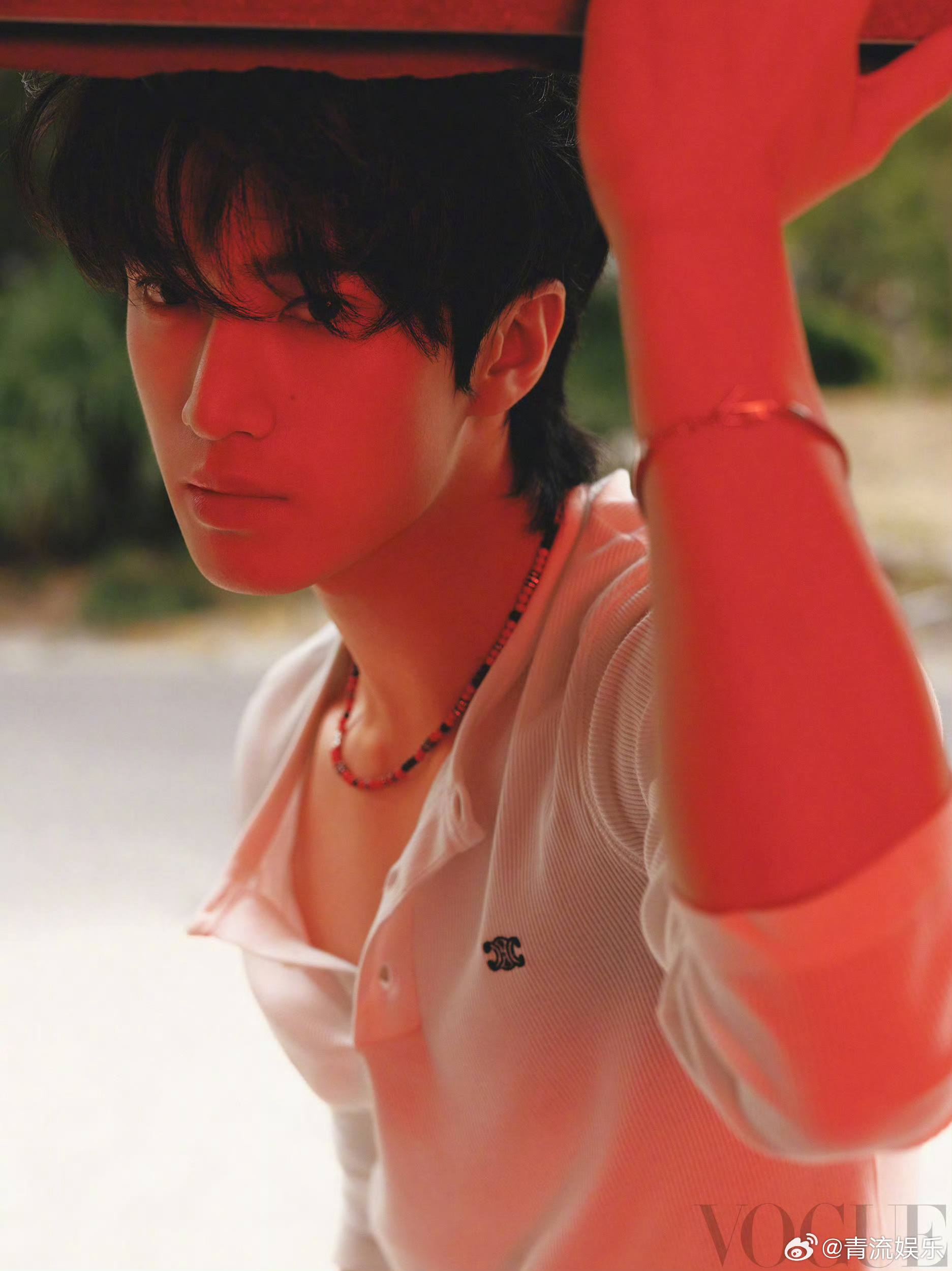 张康乐《Vogue》十一月刊大片🈶 演员的闲暇半日时光，优秀的五官轮廓和身材比