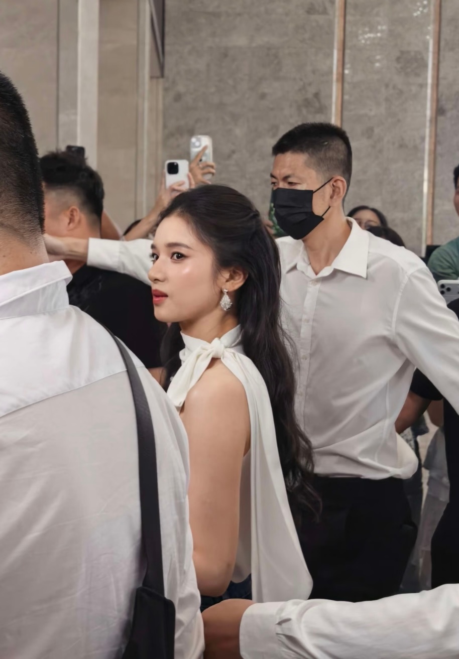 张婧仪随手一拍的骨相真的太美了 