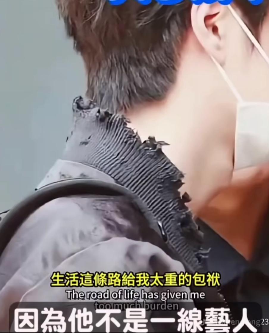 这个小苦瓜，

衣领都磨成这样了，

也不舍得换一件衣服。

有网友拍摄到小于穿