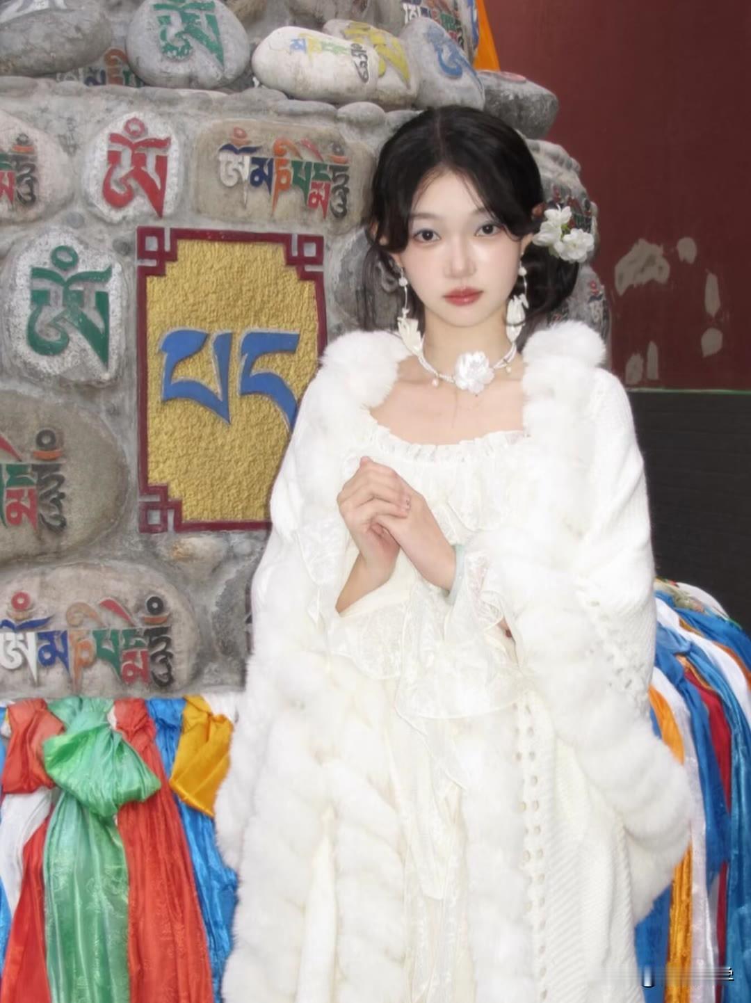 “玉女临风立，花枝拂面香”，这诗句简直绝了，一下就勾勒出一幅绝美画面。想象一下，