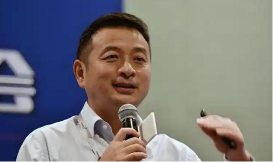 职场妈妈的福音来了！人口经济学专家梁建章建议：按孩子数量给家庭发钱，每月一孩10