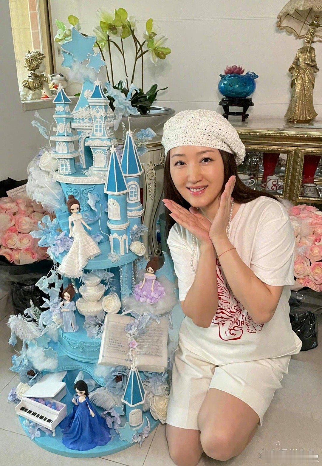 杨钰莹晒出的蛋糕是翻糖做的，非常精美，承载着粉丝对她满满的爱 ​​​