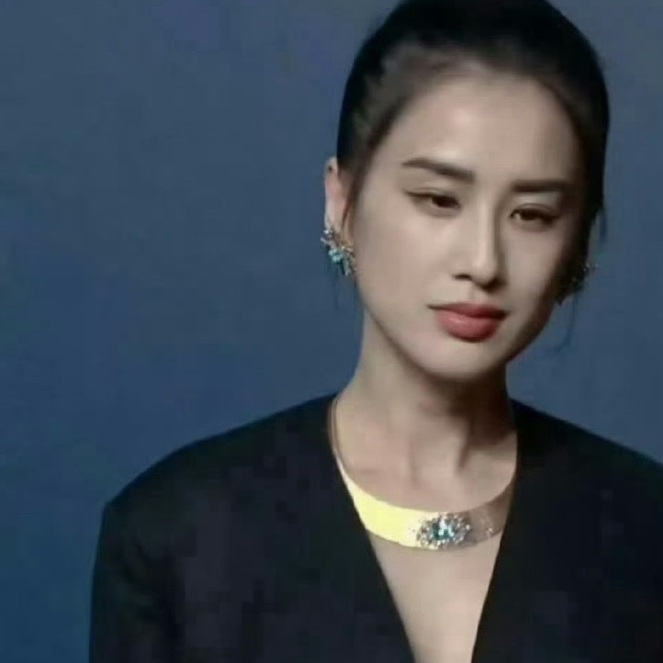 事实证明，真正抗老的是长脸， 而不是圆脸。看黄圣依这脸型和骨相，都没有法令纹。 