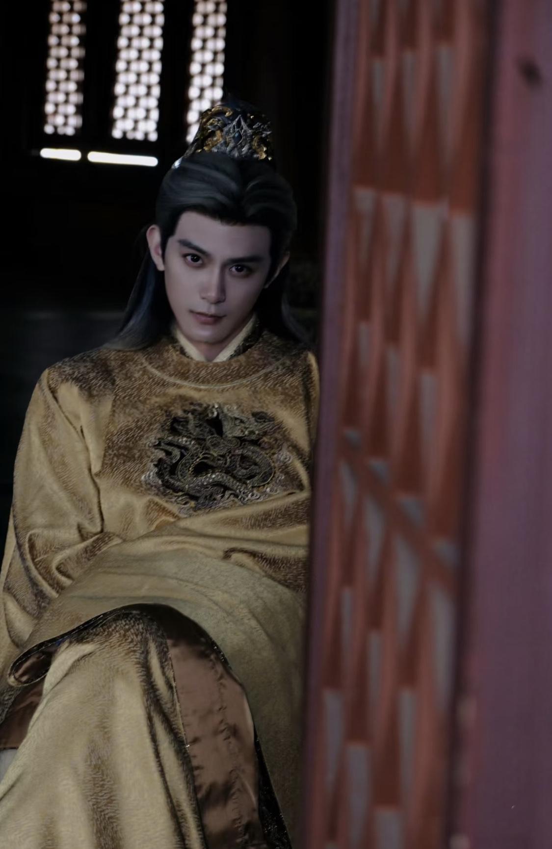 老皇帝忌惮承德太子，和齐旻忌惮宝儿是一个道理。

承德太子德才兼备，仁德之民的威