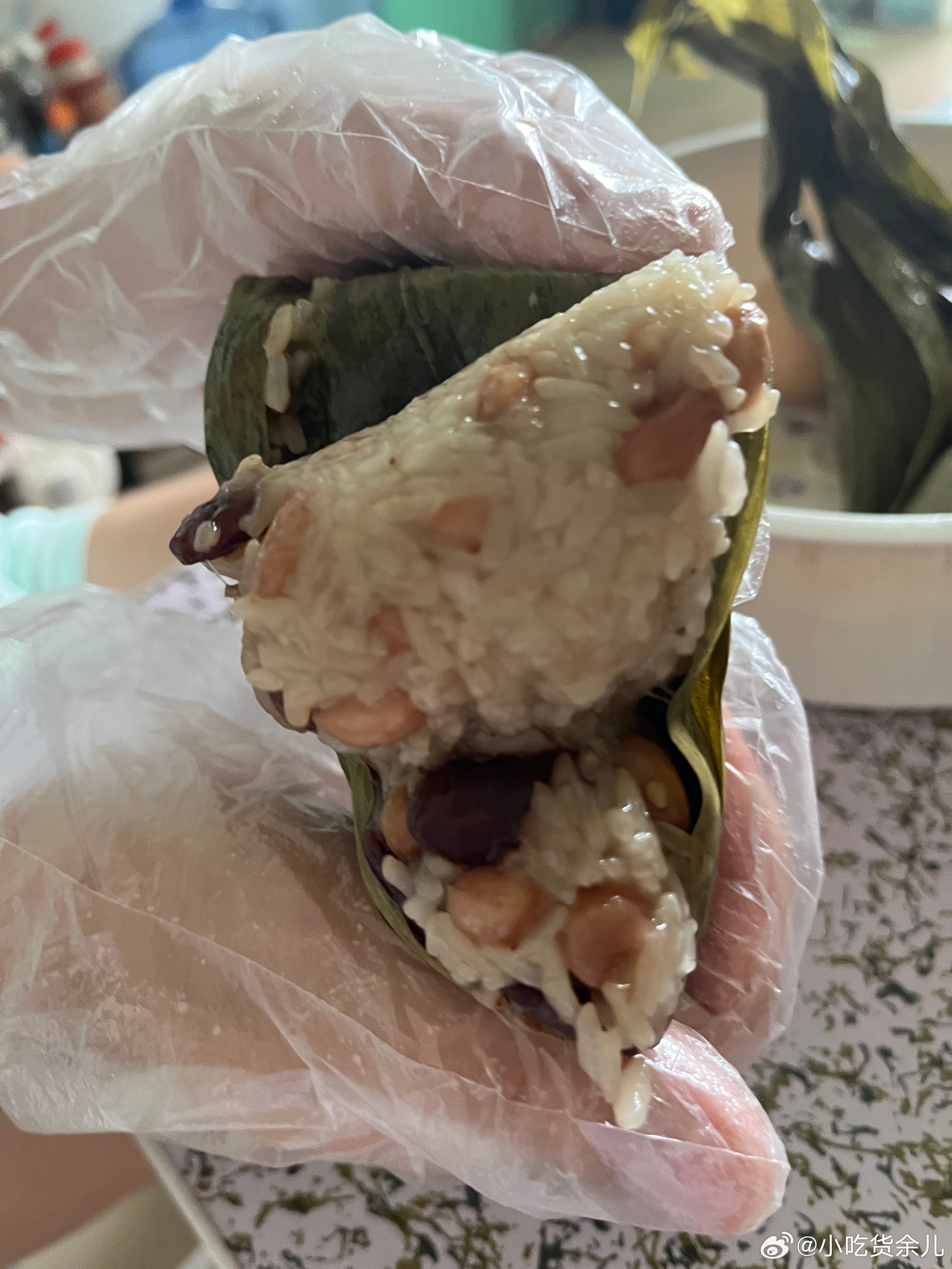 吃早餐了，鸡蛋和粽子，一个是什么都没有包的，柠宝吃，我吃有陷的，柠宝说不想吃香菇