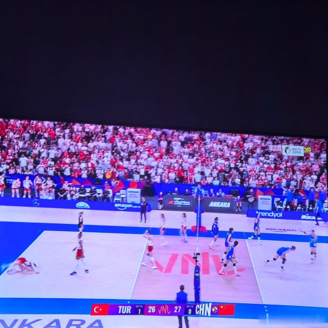 vnl排球国家联赛中国女排戏剧化的第二局后段，连追4，5个对方局点，哈哈哈，逆转