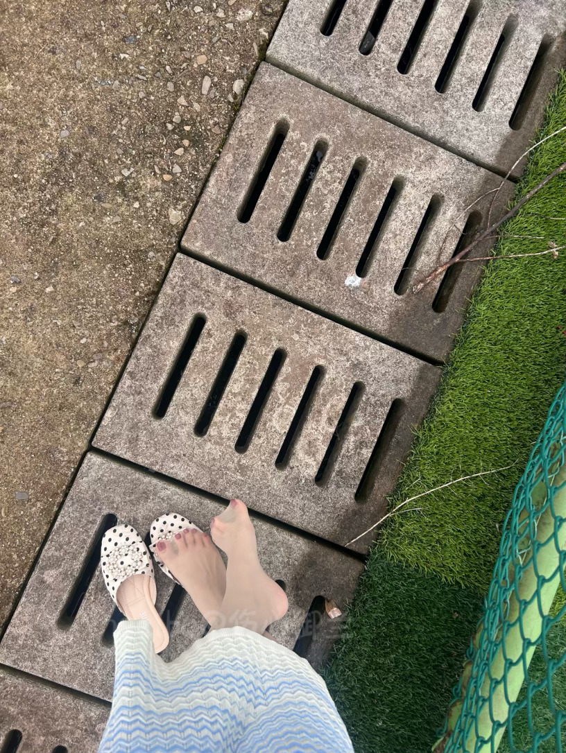 和老公一起在这等朋友 等得我都累了