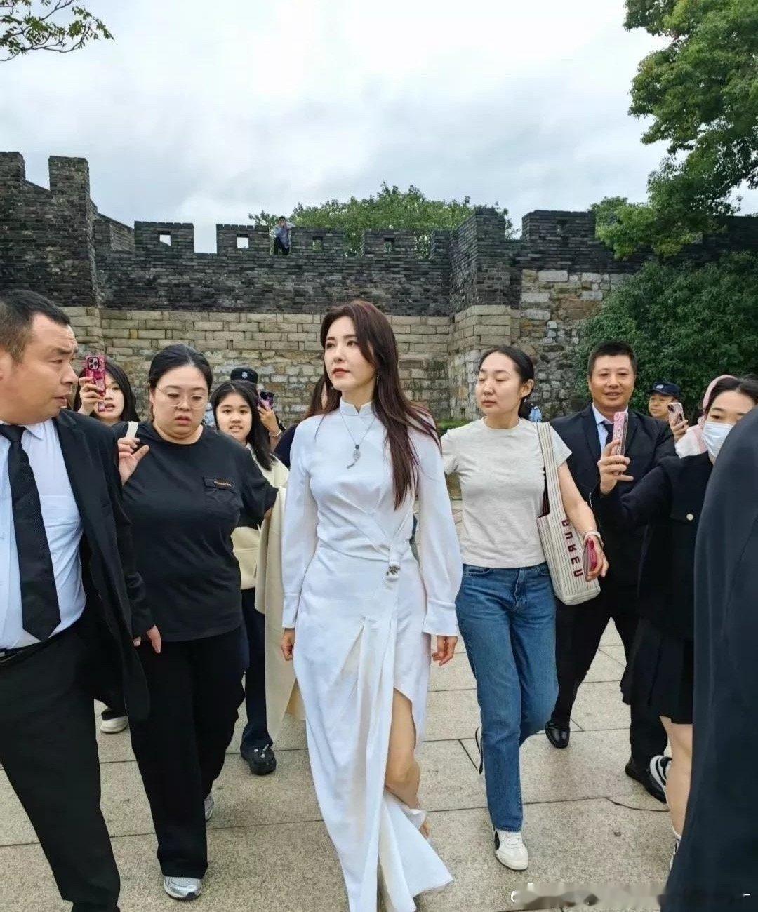 曾黎来苏州了！本人很高很瘦，相机都拍不出她的美貌？ ​​​