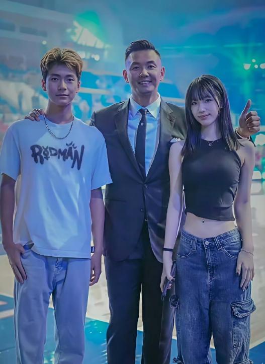 大小S对待孩子的态度完全不同的原因是什么？大S家的2个孩子禁止偷拍，小S已经在为