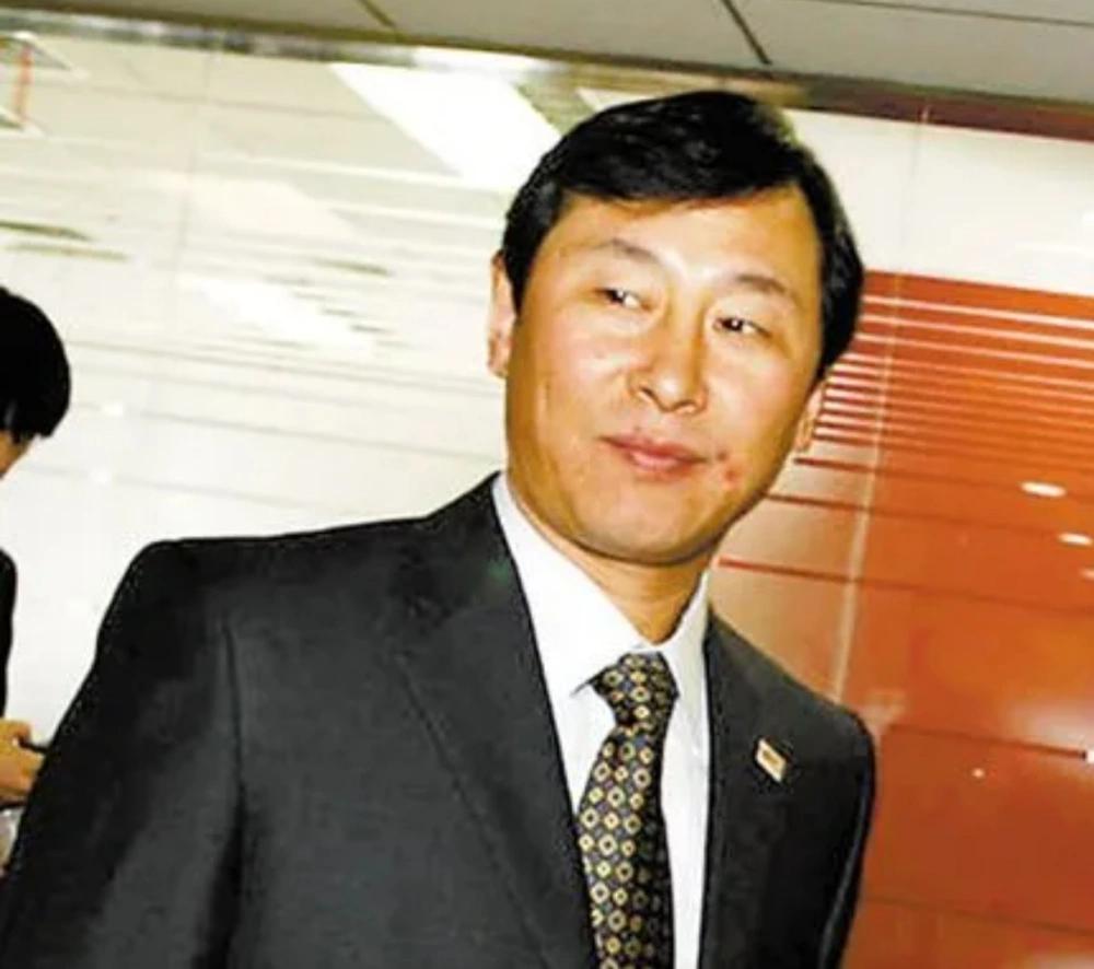 中足联筹备组副组长，中超公司董事长刘军被带走调查，足协已内部通报。

刘军，男，