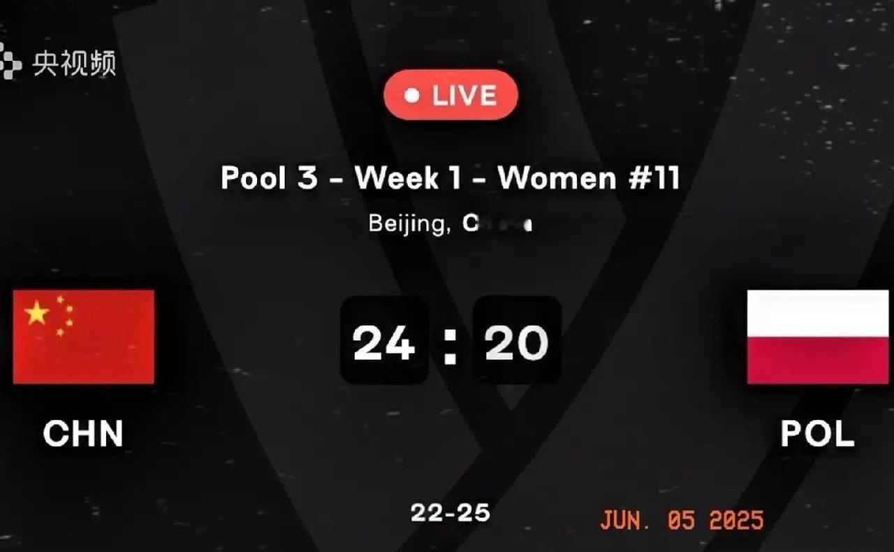 扳回一局！中国女排在首局22:25失利之后，赵勇指导率先对阵容进行调整，唐欣和万